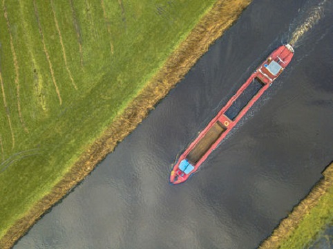 Péniche sur un canal