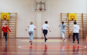 Photographie d'élèves dans une salle de sport