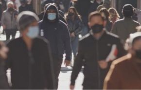 Photographie de personnes masquées dans la rue
