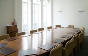 Photographie d'une salle du Conseil supérieur de la magistrature