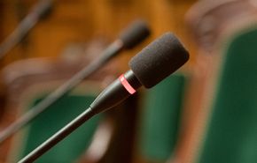 photographie d'un micro en salle d'assemblée générale