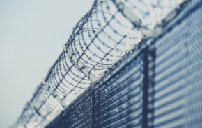 Photographie du grillage d'une prison