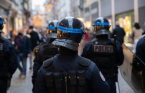 Photographie de policiers dans une rue