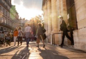 Photo de passants dans la rue
