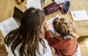 photographie d'une enfant faisant ses devoirs