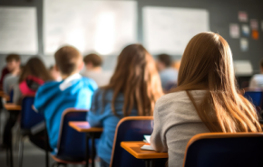 Photographie d'élèves dans une salle de classe