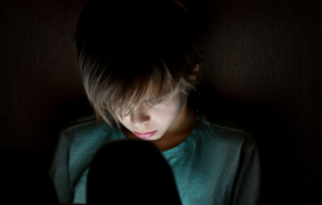 Photographie d'un adolescent regardant un écran