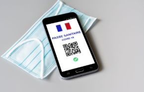 Photographie d'un smartphone et d'un masque